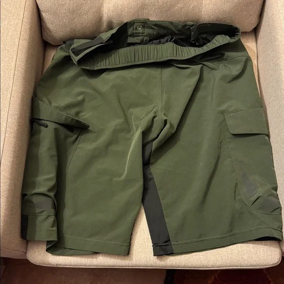 Men's Olive Green Cargo Shorts - Picture 3 of 3